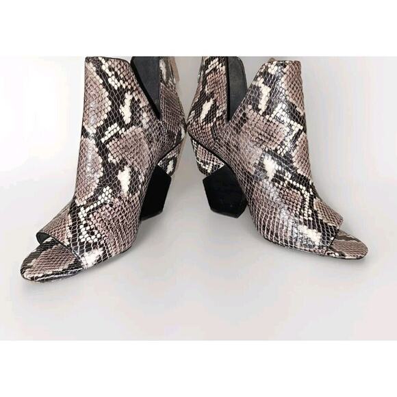 Vince Camuto Gigietta Leather Embossed Snake Print Ankle Booties Women’s 9 - Picture 10 of 15